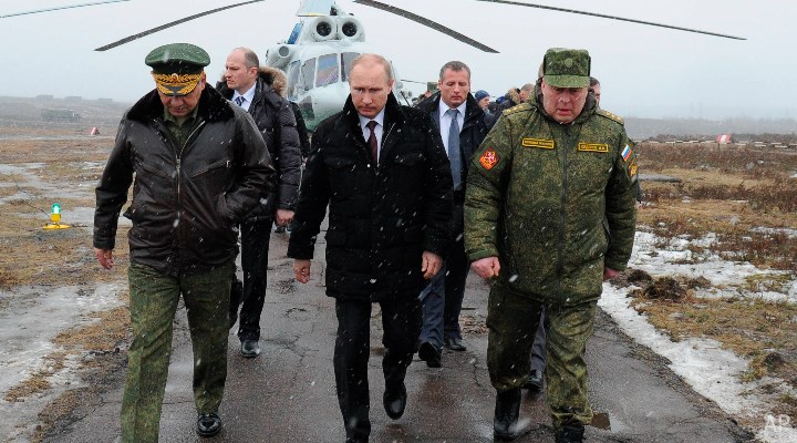 Wladimir Putin und hochrangige Milit&auml;rs