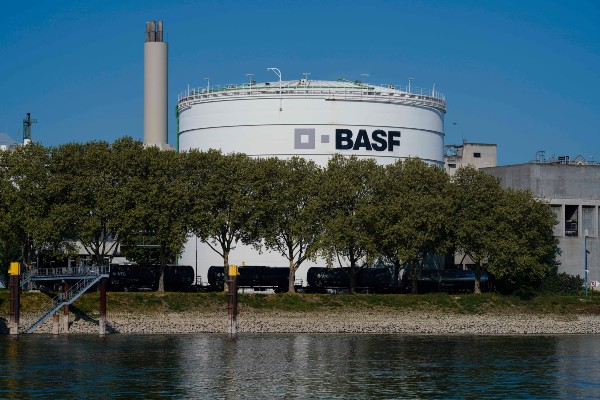 BASF-Aufschrift auf Chemiebehälter