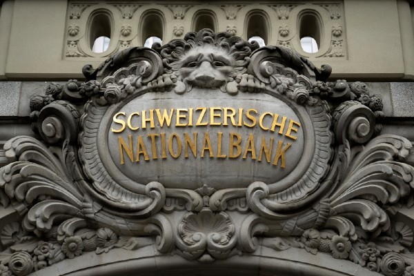 Banner &uuml;ber der SNB-Zentrale in Z&uuml;rich