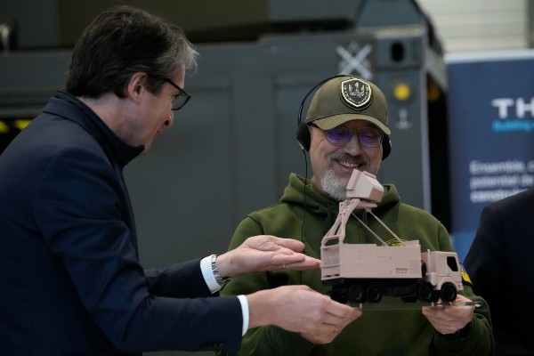 Der ukrainische Verteidigungsminister nimmt ein Modell eines Radarger&auml;ts entgegen