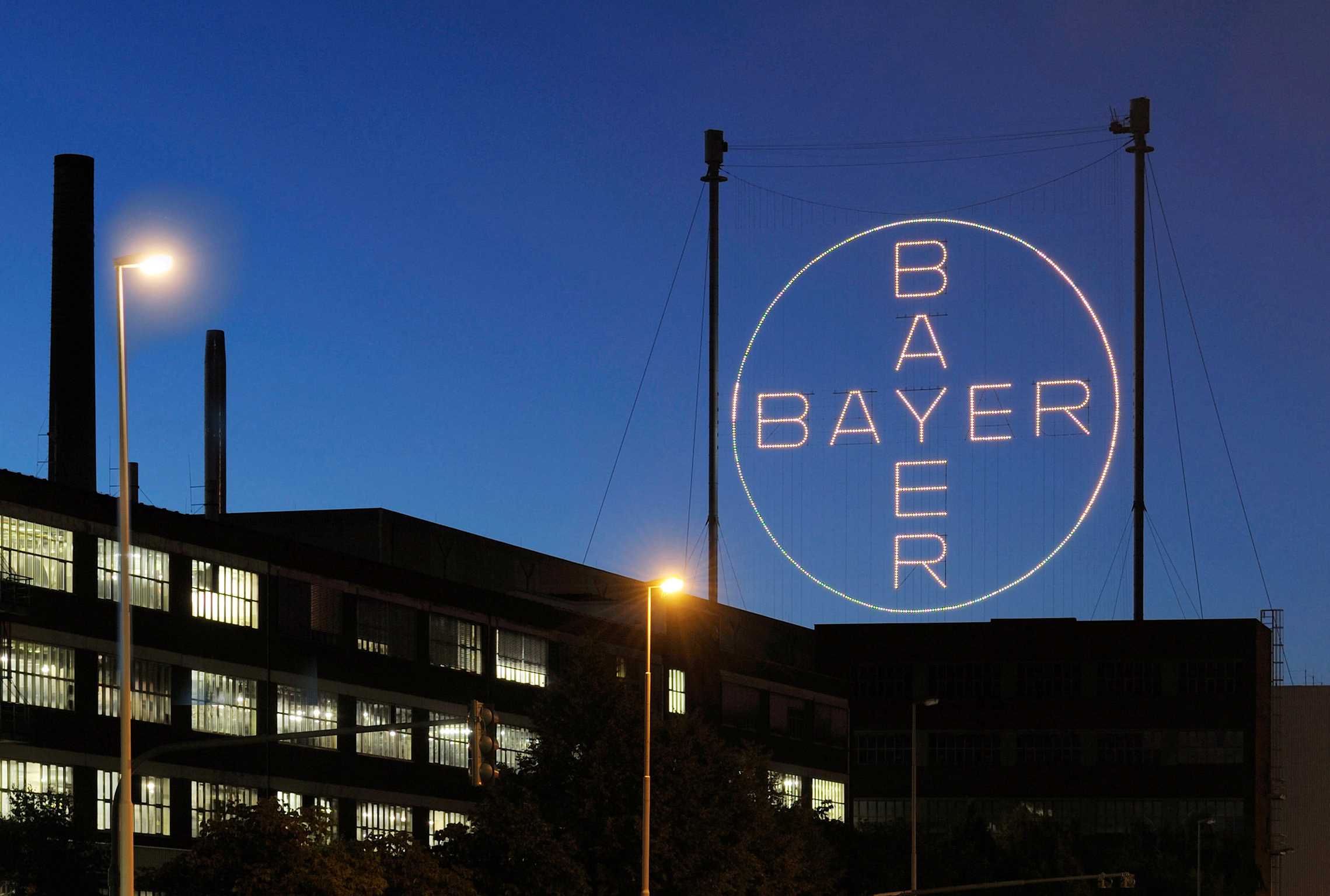 Bayer-Kreuz bei Nacht