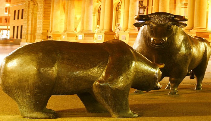 Statue di un orso e un toro