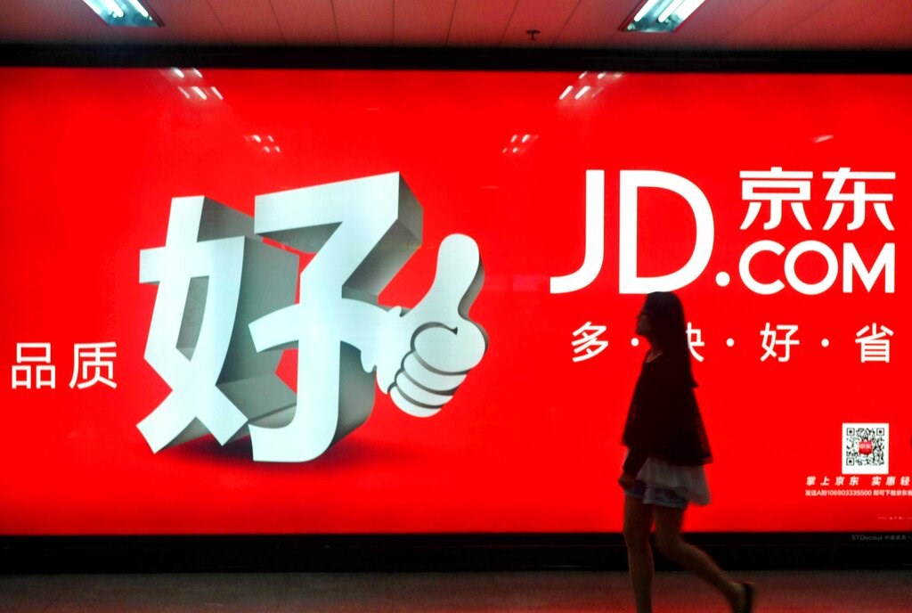 JD.com advertisement in bus shelter