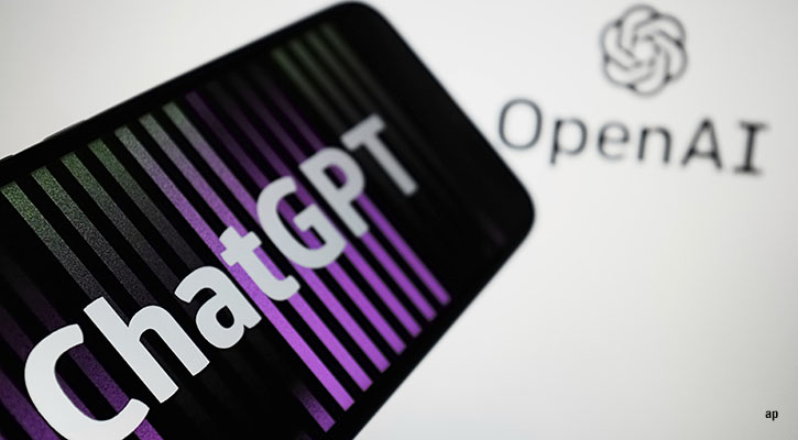 Telefon med ChatGPT og OpenAI-logo