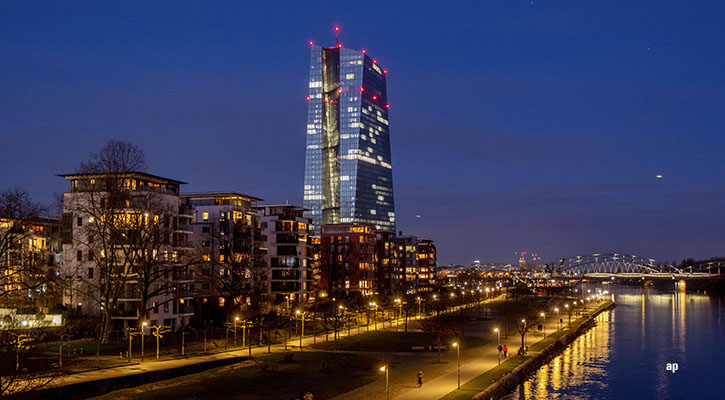 Immagine notturna della Banca Centrale Europea