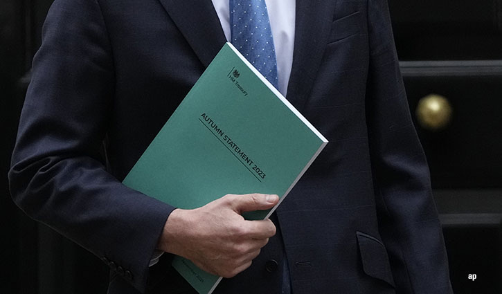 Jeremy Hunt with the Autumn Statement 2023