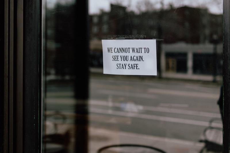 Restaurant window with closed note