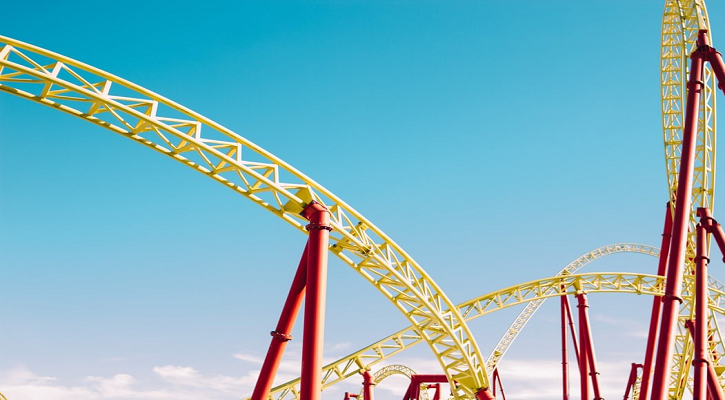immagine di roller coaster giallo