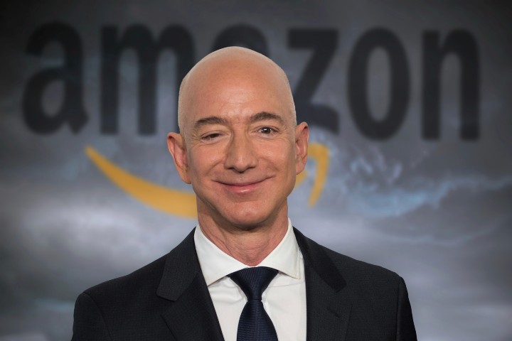 Amazon-Gr&uuml;nder Jeff Bezos vor Amazon-Logo
