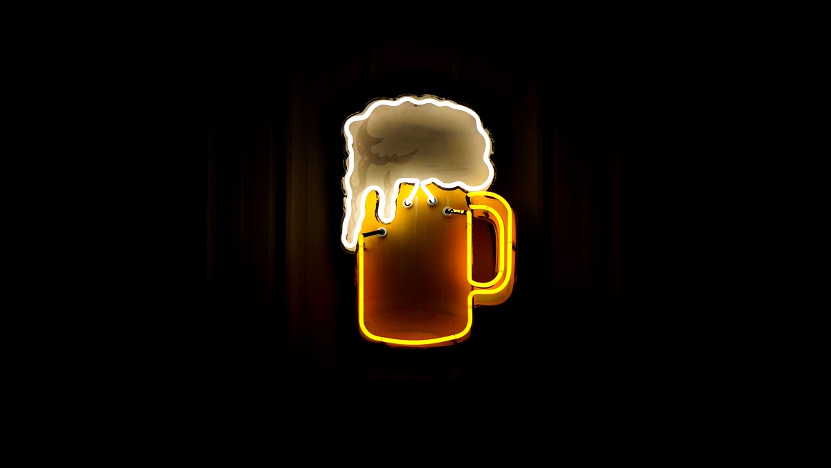 Neon sign in the shape of a full beer mug