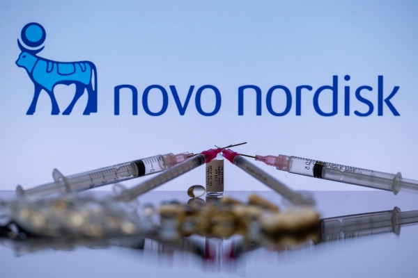 Novo Nordisk logga och fetmaläkemedel