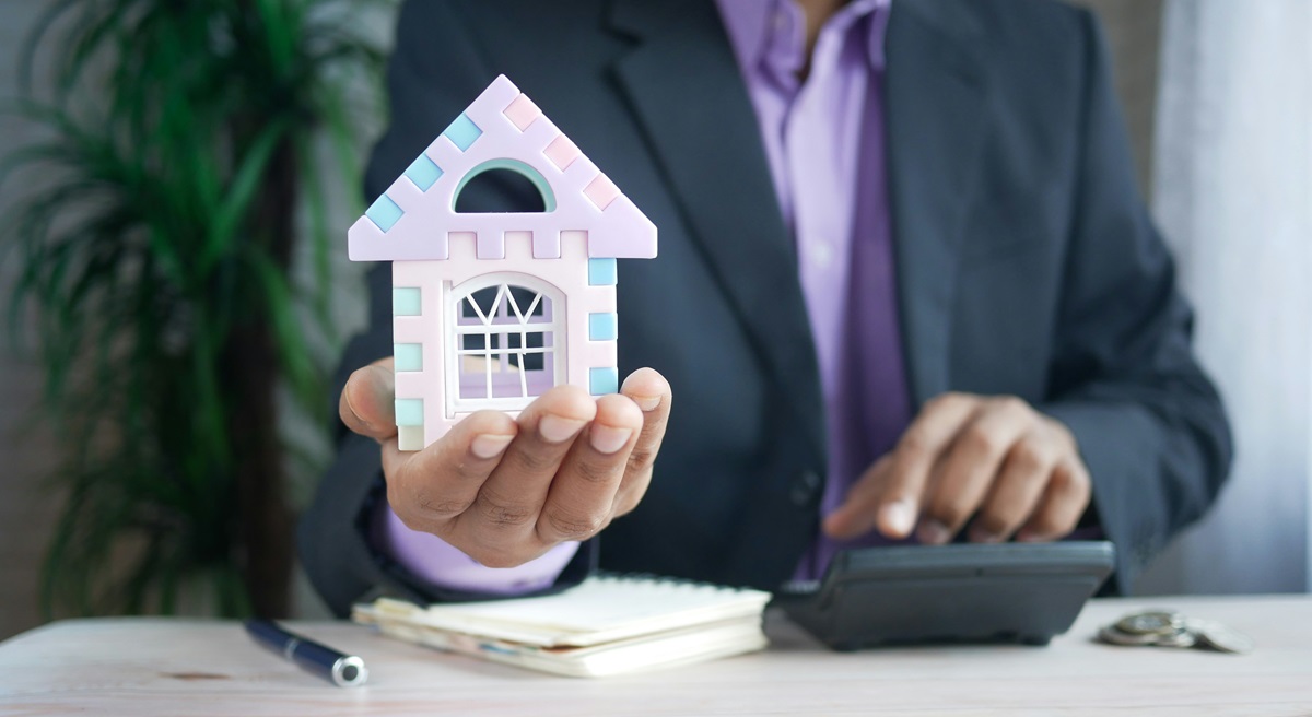 Mortgage broker holding house model